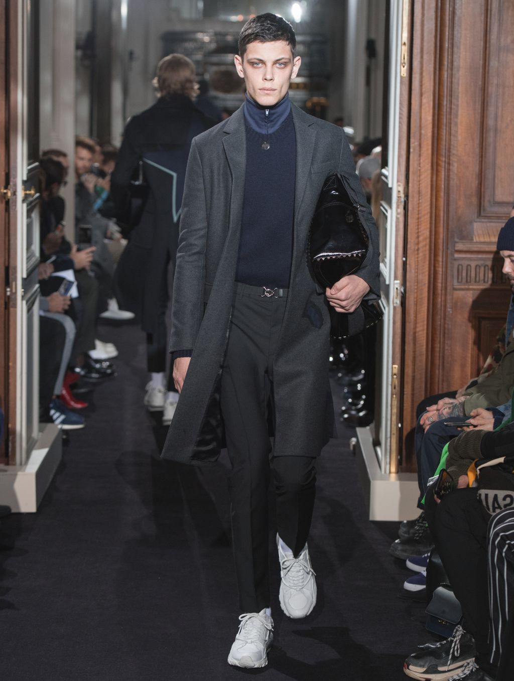 Fashion Week Paris Fall/Winter 2018 look 10 from the Valentino collection menswear