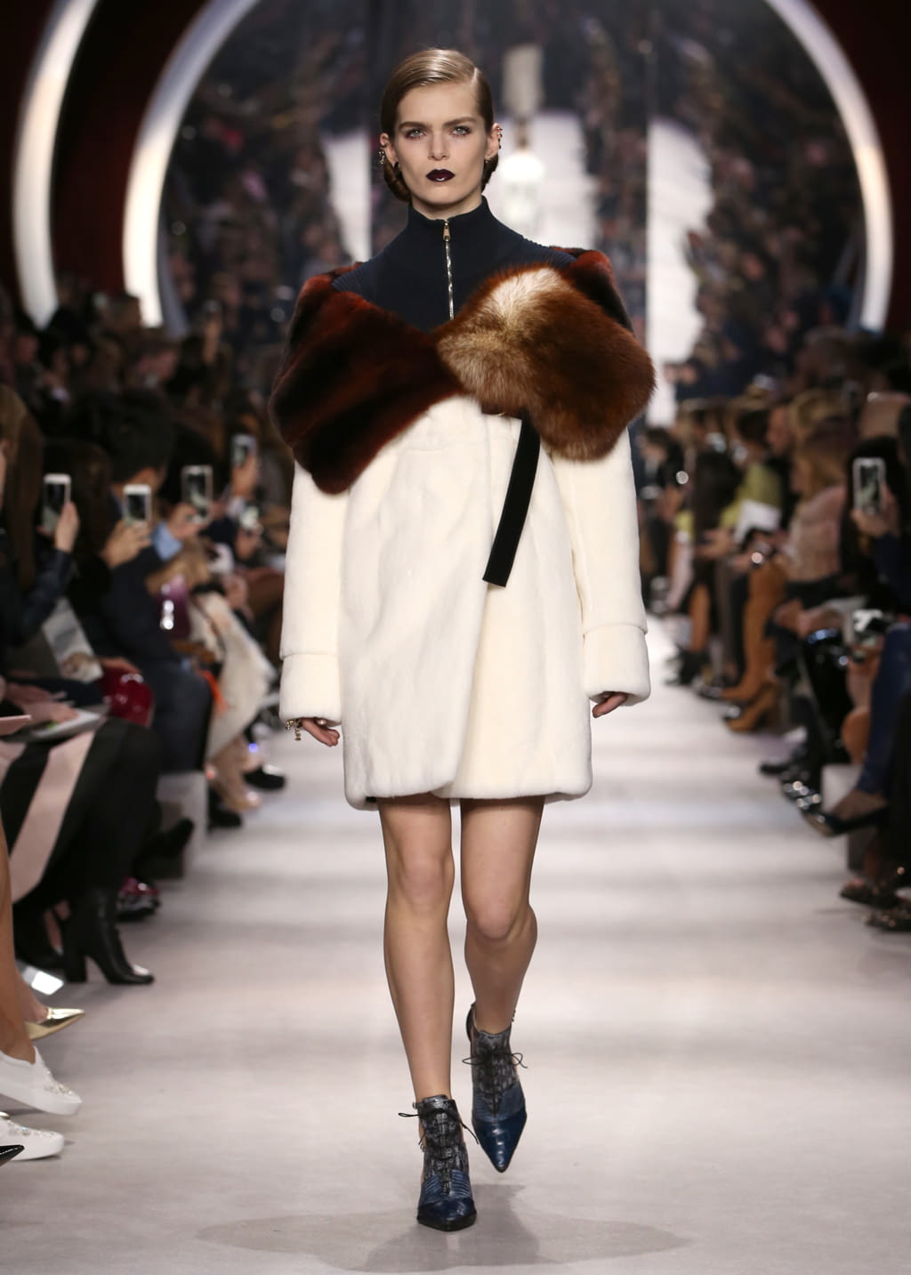 Fashion Week Paris Fall/Winter 2016 look 11 de la collection Christian Dior womenswear