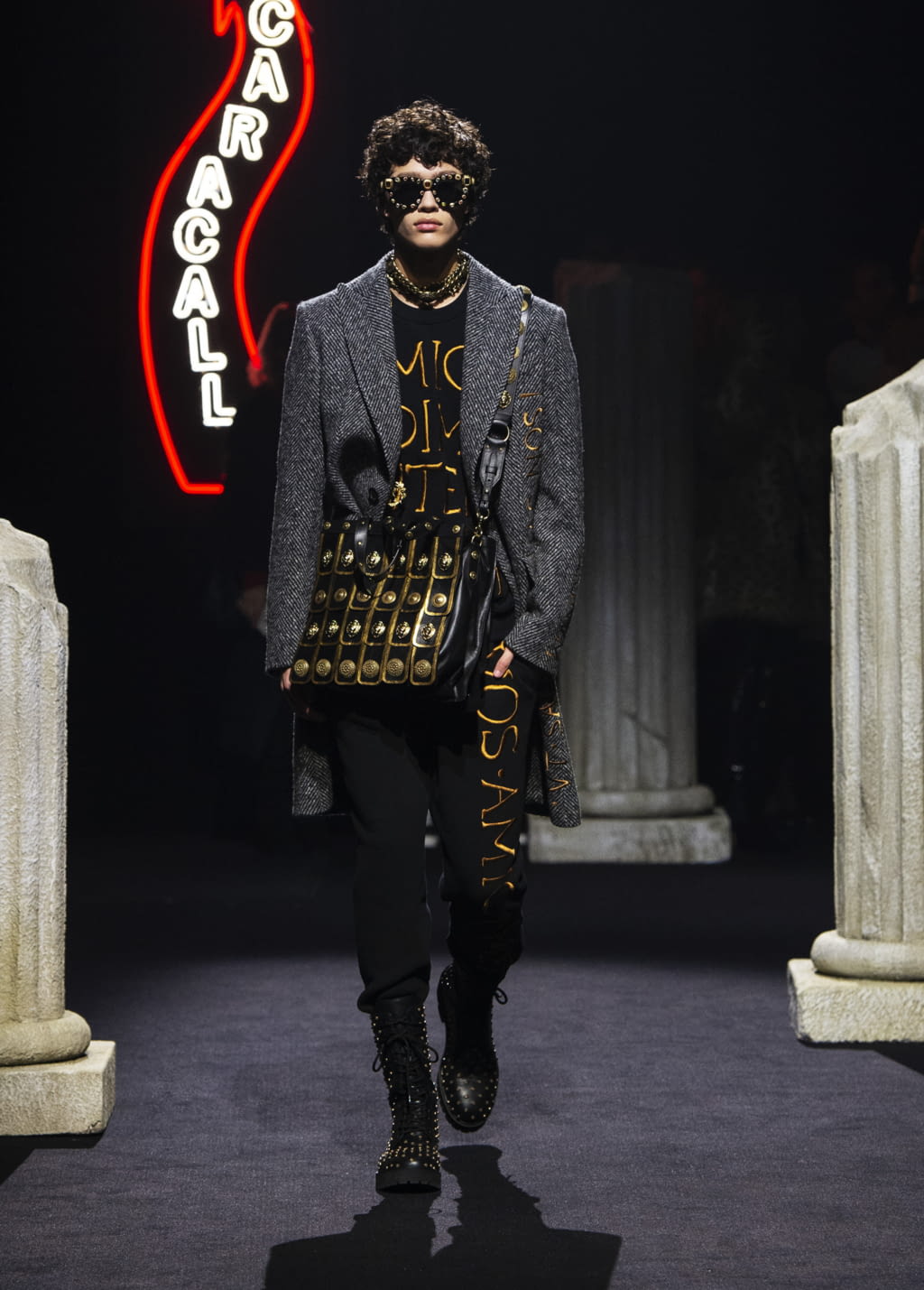 Fashion Week Milan Fall/Winter 2019 look 11 de la collection Moschino menswear