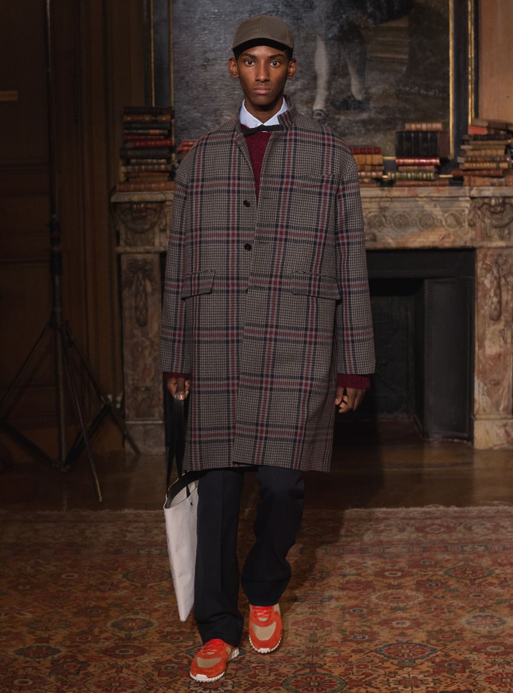 Fashion Week Paris Fall/Winter 2017 look 11 from the Valentino collection menswear