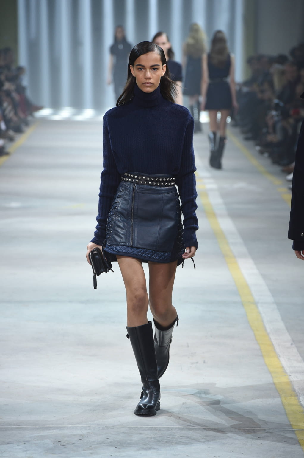 Fashion Week Milan Fall/Winter 2016 look 11 from the Diesel Black Gold collection 女装