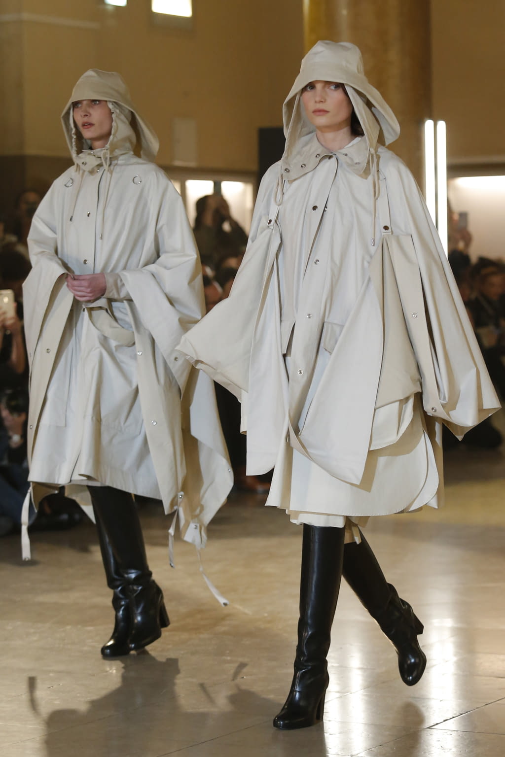 Fashion Week Paris Fall/Winter 2020 look 12 de la collection Lemaire womenswear