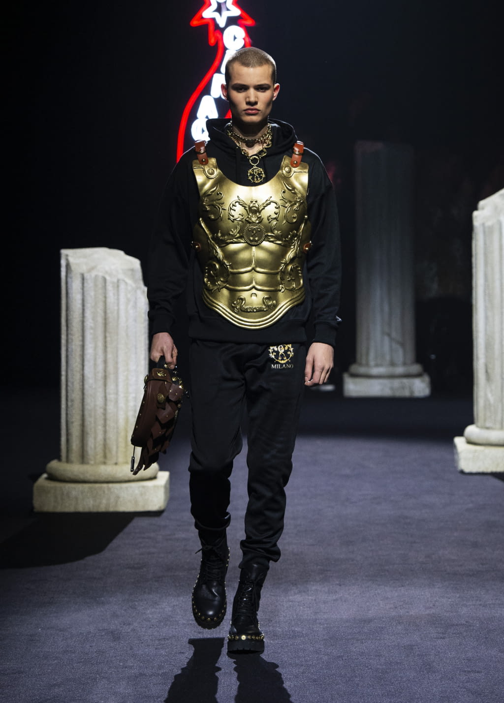 Fashion Week Milan Fall/Winter 2019 look 12 de la collection Moschino menswear