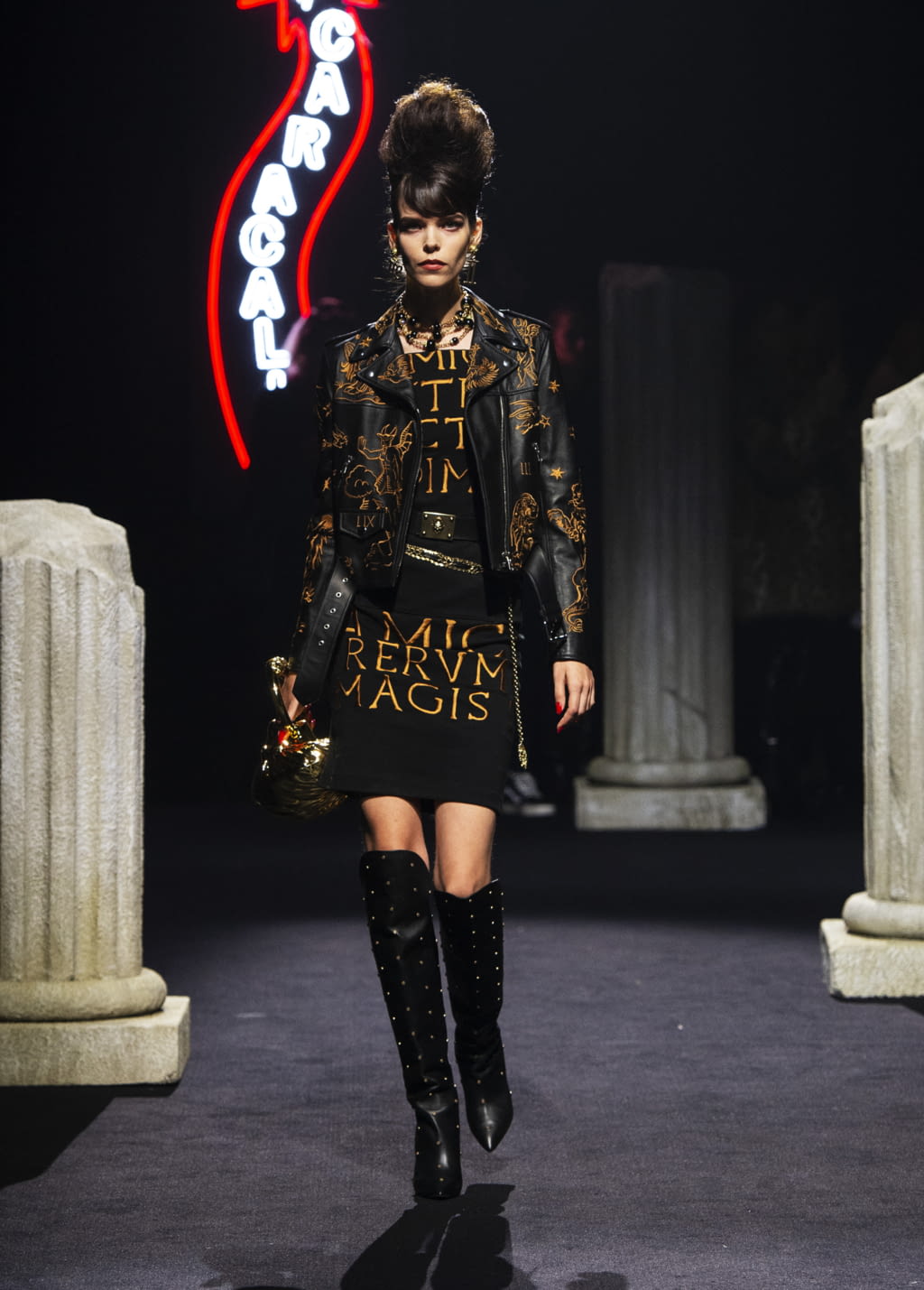 Fashion Week Milan Pre-Fall 2019 look 13 from the Moschino collection 女装