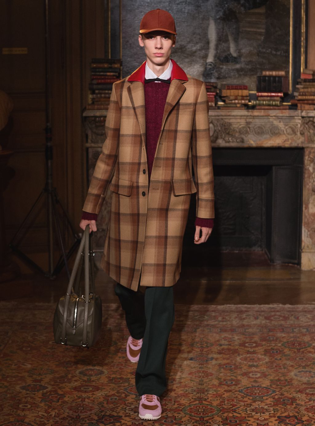 Fashion Week Paris Fall/Winter 2017 look 13 from the Valentino collection menswear