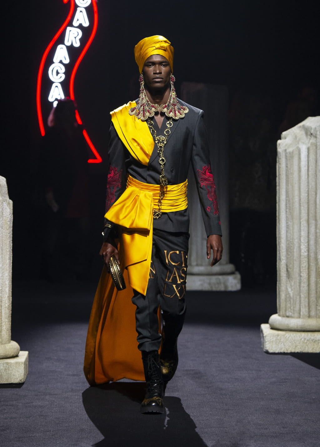 Fashion Week Milan Fall/Winter 2019 look 14 from the Moschino collection 男装