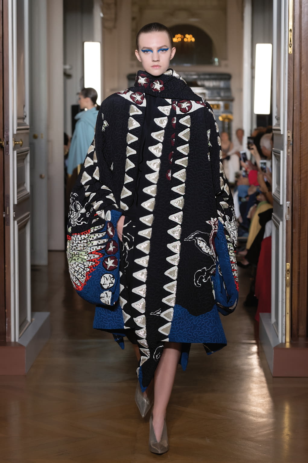 Fashion Week Paris Fall/Winter 2018 look 14 from the Valentino collection 高级定制