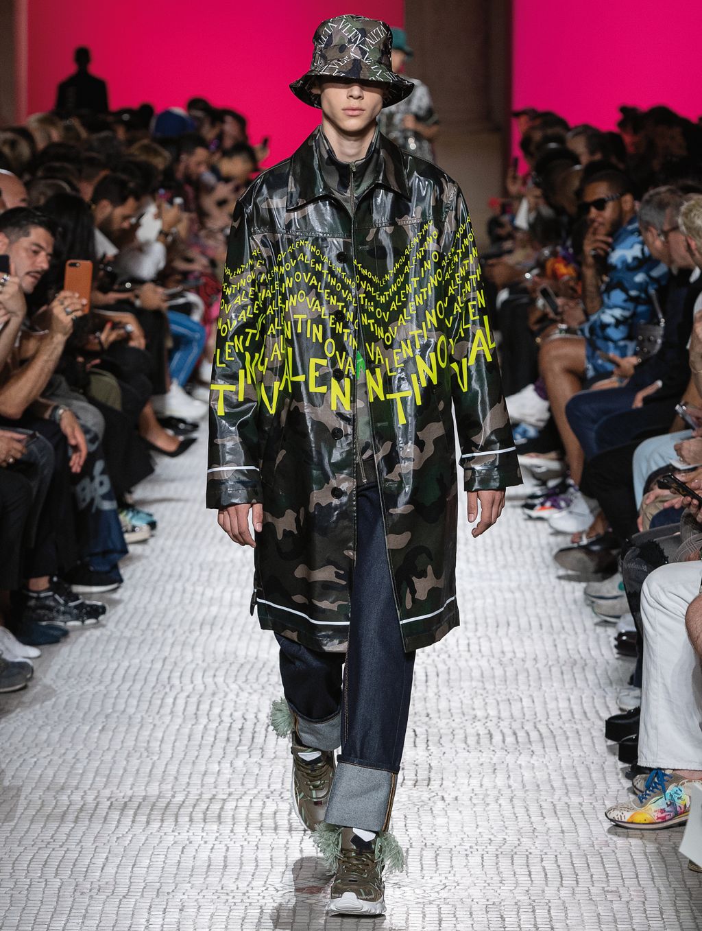 Fashion Week Paris Spring/Summer 2019 look 14 from the Valentino collection menswear