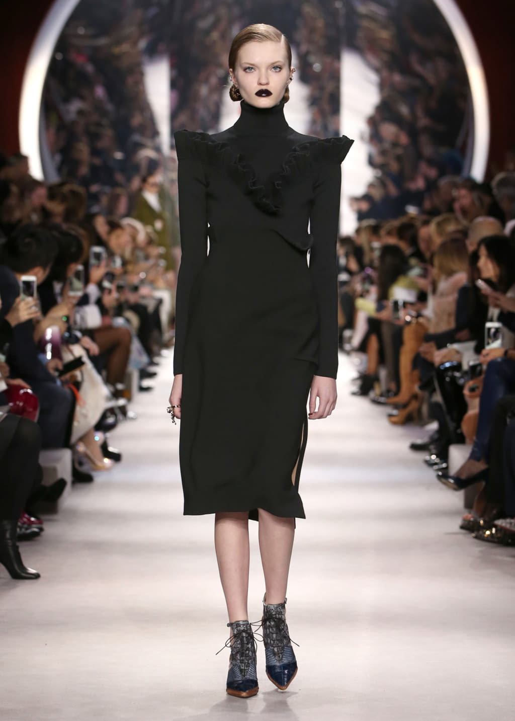 Fashion Week Paris Fall/Winter 2016 look 15 from the Christian Dior collection womenswear