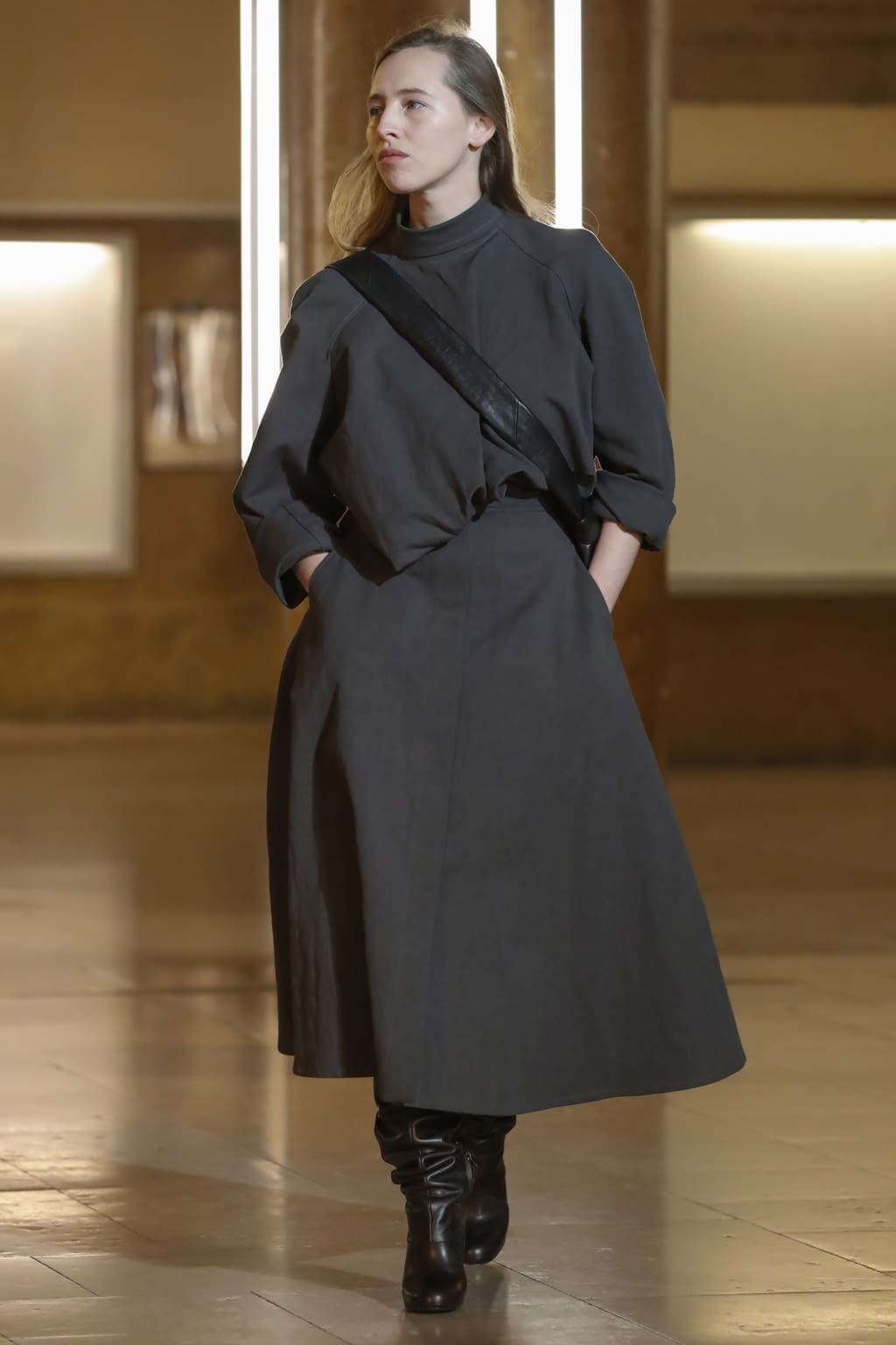 Fashion Week Paris Fall/Winter 2020 look 15 from the Lemaire collection womenswear