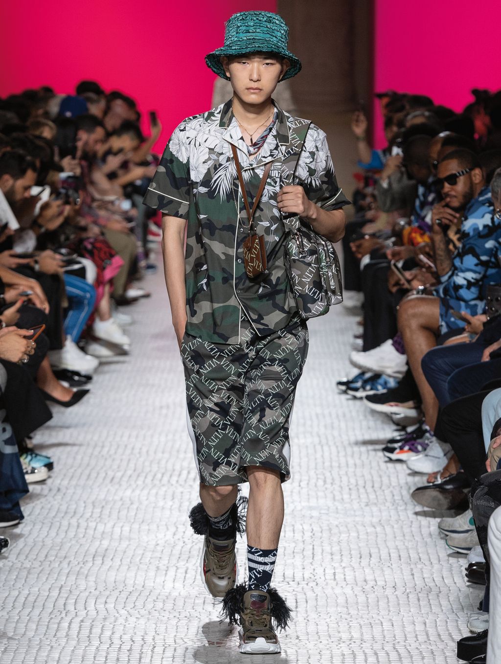 Fashion Week Paris Spring/Summer 2019 look 15 from the Valentino collection menswear