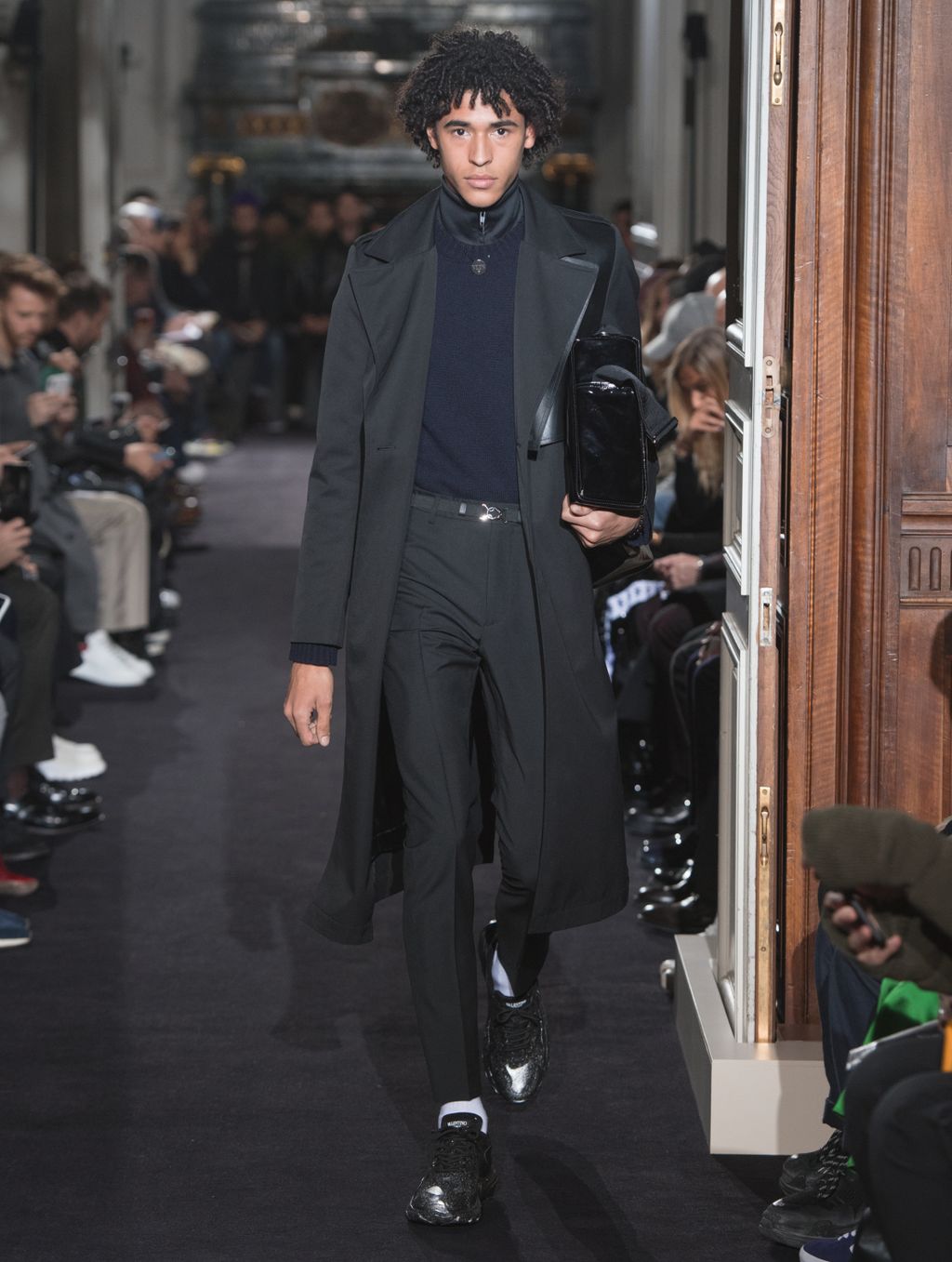 Fashion Week Paris Fall/Winter 2018 look 16 from the Valentino collection 男装