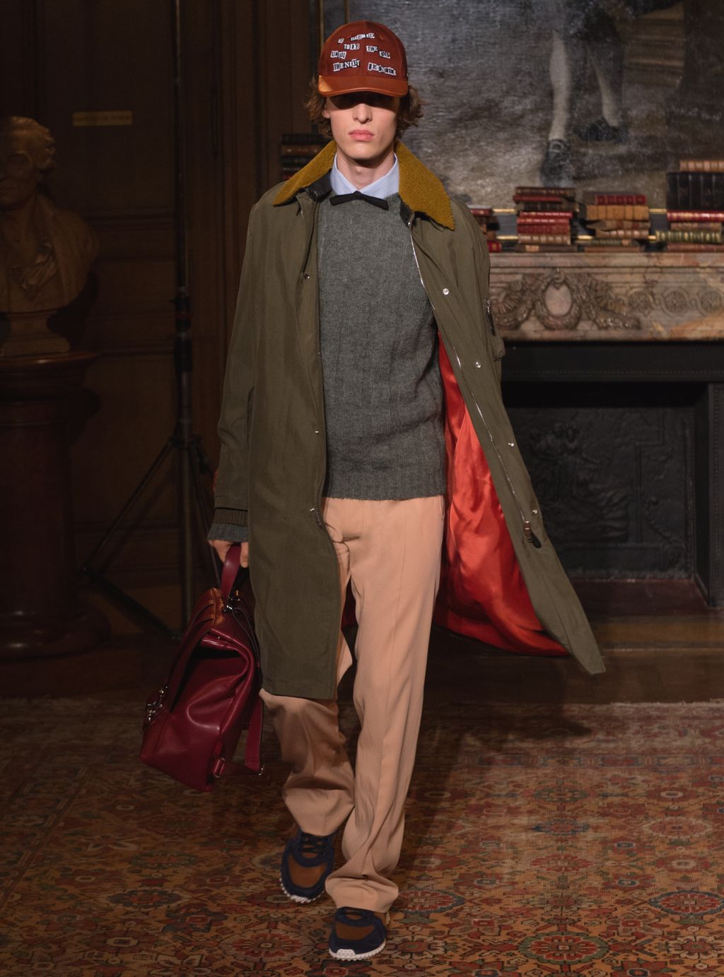 Fashion Week Paris Fall/Winter 2017 look 16 from the Valentino collection menswear