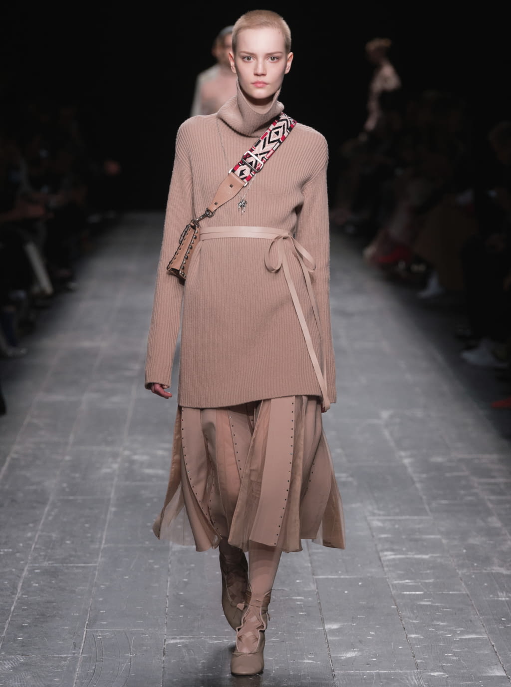 Fashion Week Paris Fall/Winter 2016 look 16 from the Valentino collection 女装