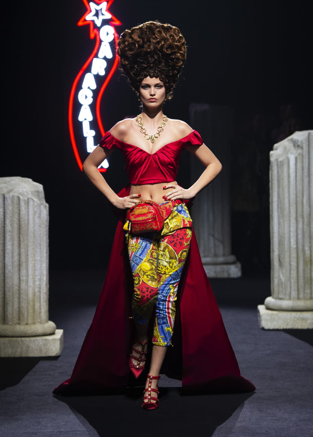 Fashion Week Milan Pre-Fall 2019 look 17 de la collection Moschino womenswear