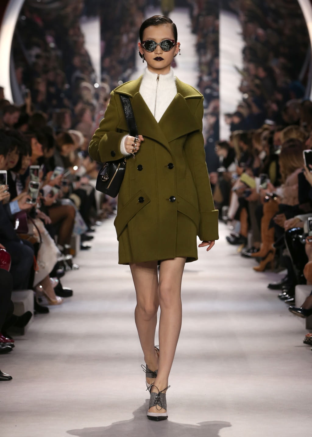 Fashion Week Paris Fall/Winter 2016 look 17 from the Christian Dior collection womenswear