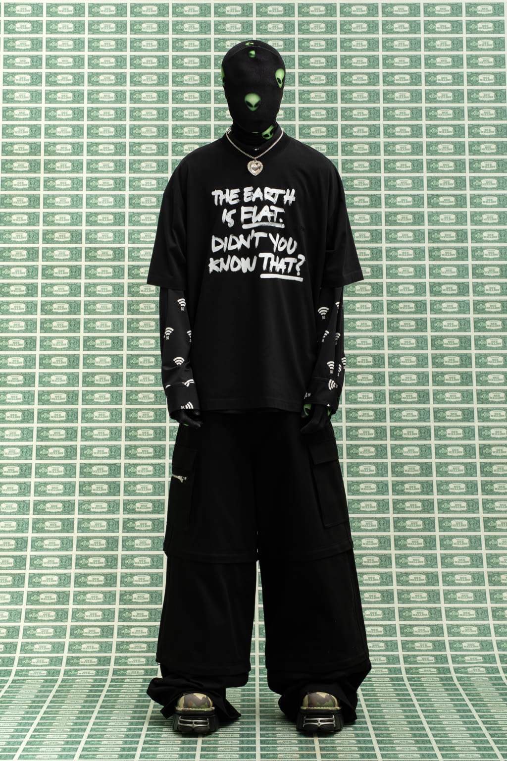 Fashion Week Paris Fall/Winter 2022 look 17 from the VETEMENTS collection womenswear