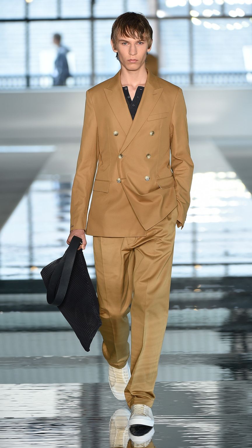 Fashion Week New York Spring/Summer 2018 look 17 from the Boss collection 男装