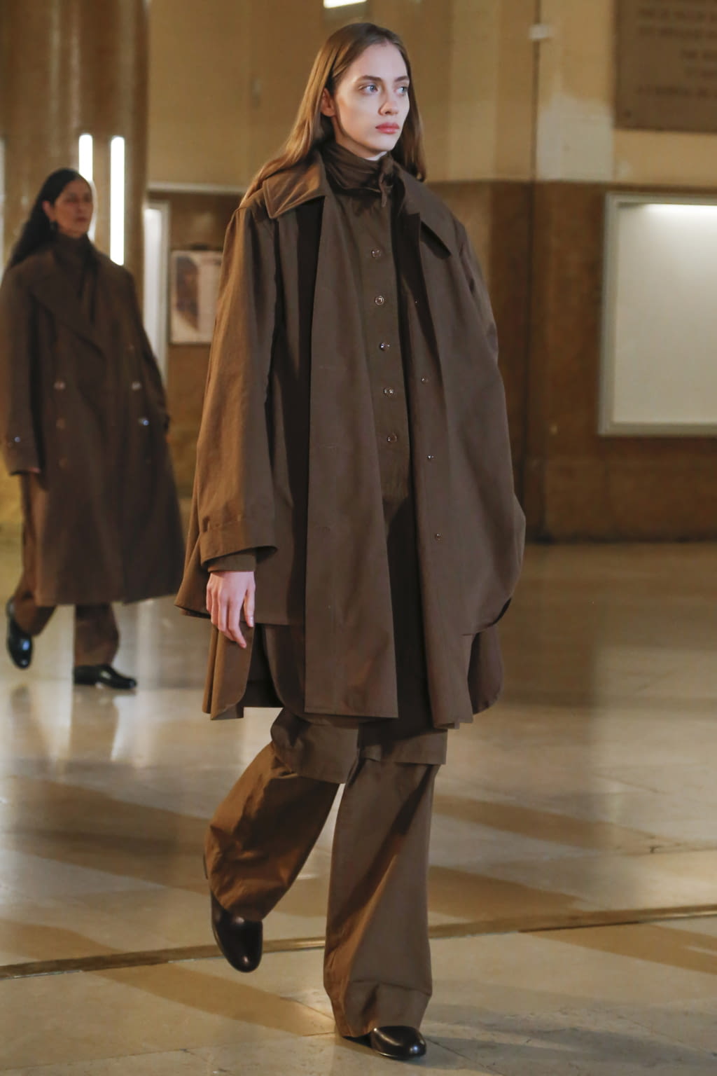 Fashion Week Paris Fall/Winter 2020 look 17 from the Lemaire collection womenswear