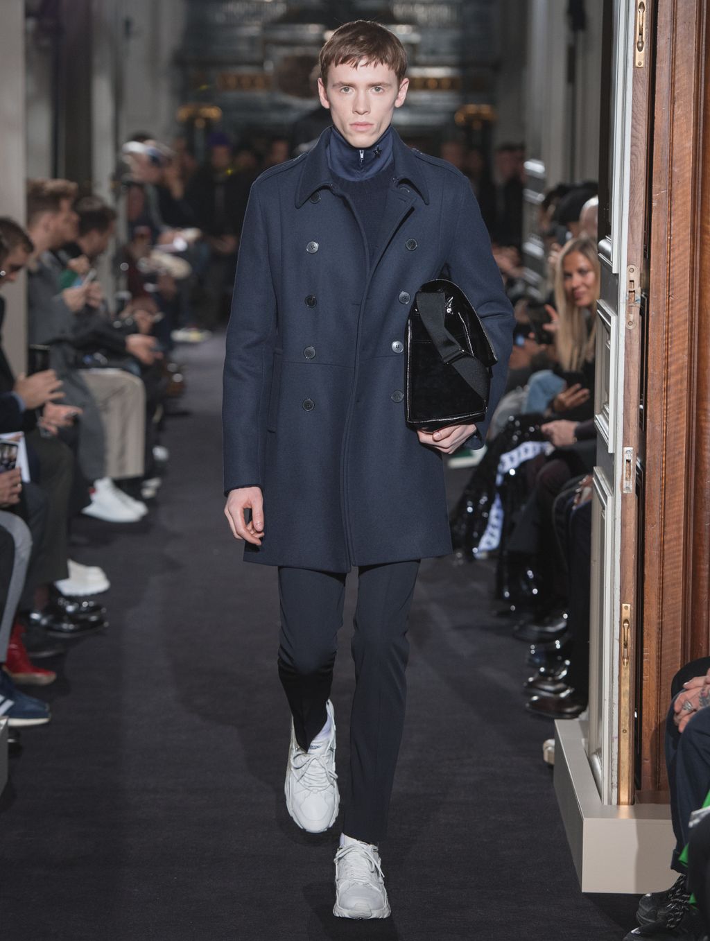 Fashion Week Paris Fall/Winter 2018 look 17 from the Valentino collection menswear