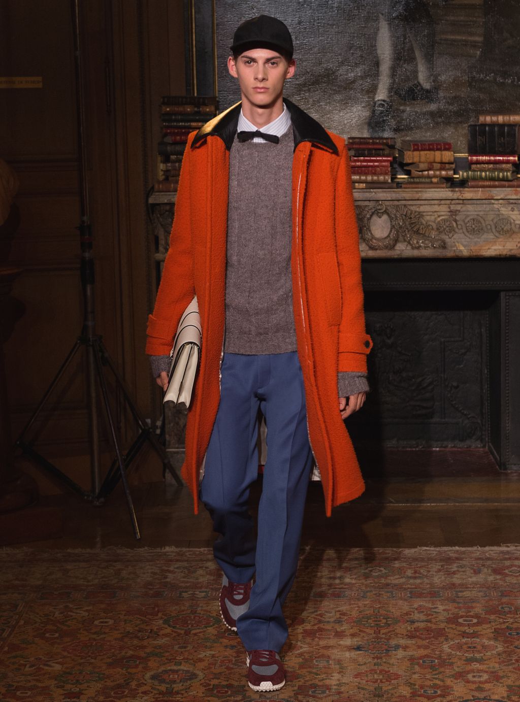 Fashion Week Paris Fall/Winter 2017 look 17 from the Valentino collection menswear