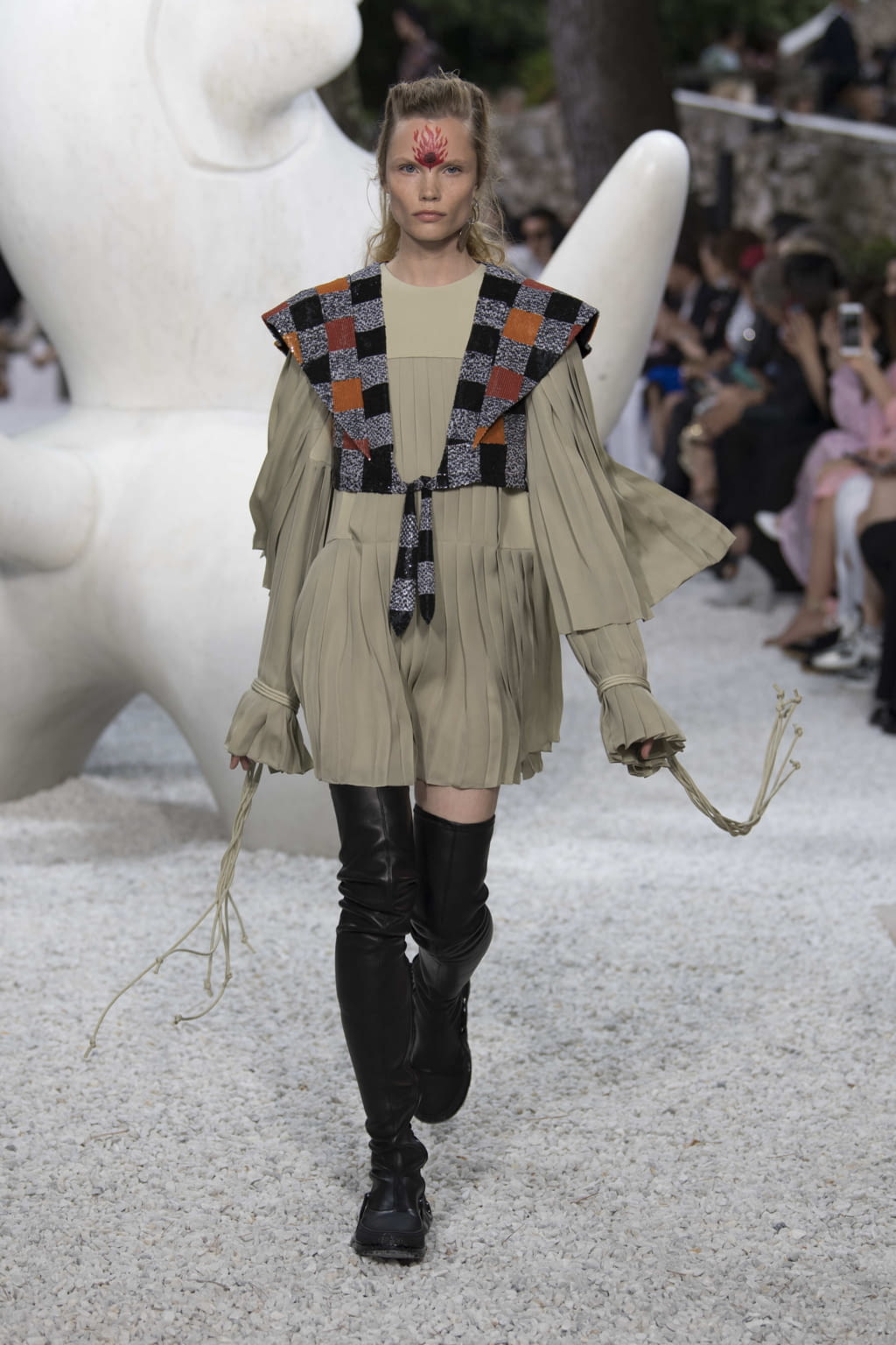 Fashion Week Paris Resort 2019 look 18 de la collection Louis Vuitton womenswear