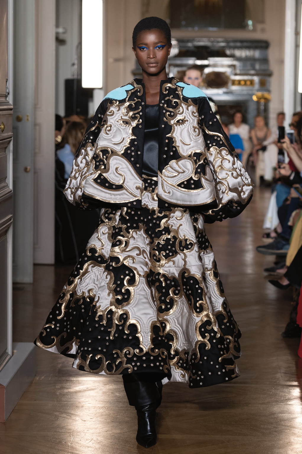 Fashion Week Paris Fall/Winter 2018 look 18 from the Valentino collection 高级定制