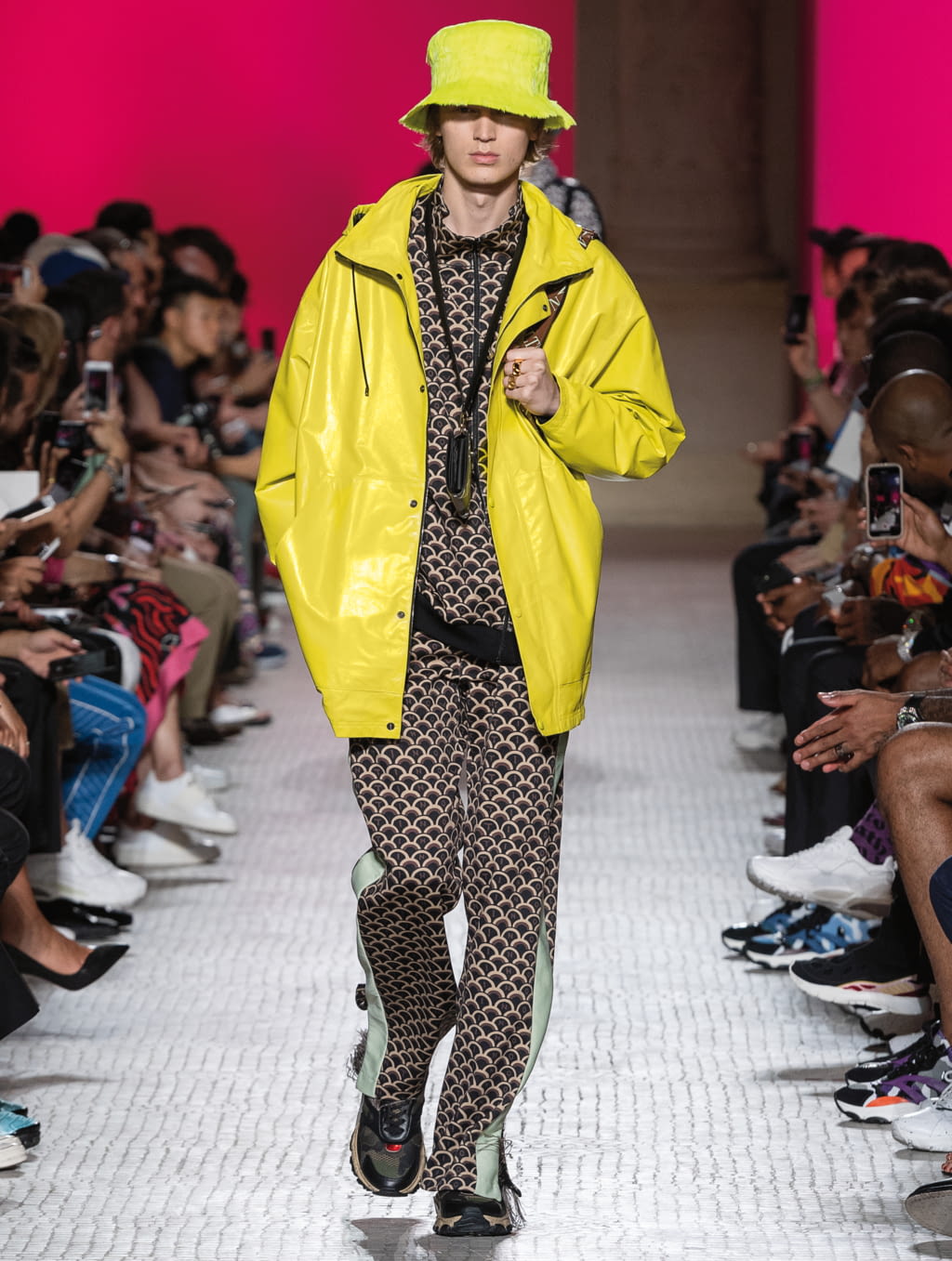 Fashion Week Paris Spring/Summer 2019 look 18 from the Valentino collection menswear