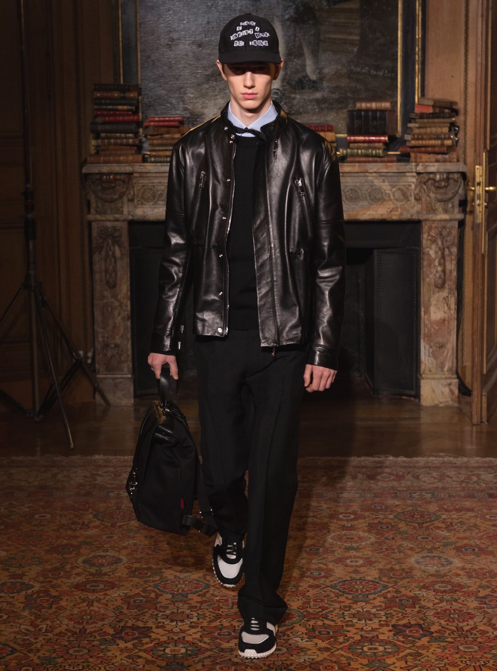 Fashion Week Paris Fall/Winter 2017 look 18 from the Valentino collection menswear