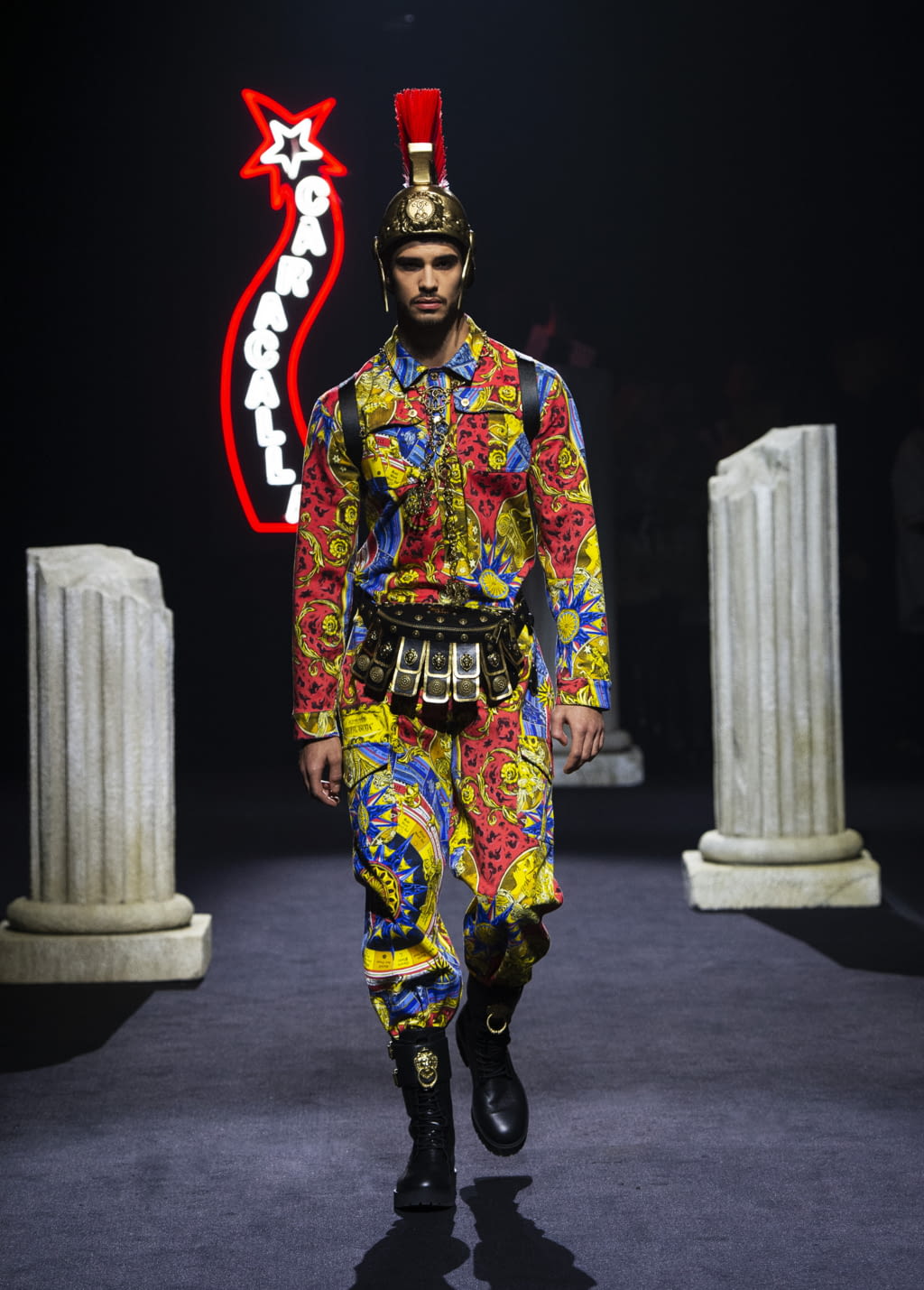 Fashion Week Milan Fall/Winter 2019 look 20 from the Moschino collection 男装