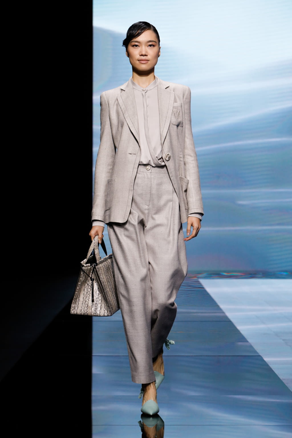 Fashion Week Milan Spring/Summer 2021 look 19 from the Giorgio Armani collection womenswear