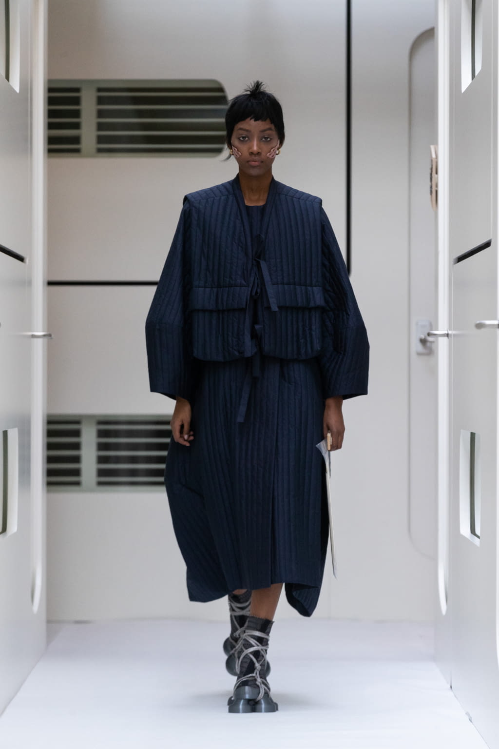 Fashion Week Paris Fall/Winter 2022 look 19 from the Henrik Vibskov collection menswear