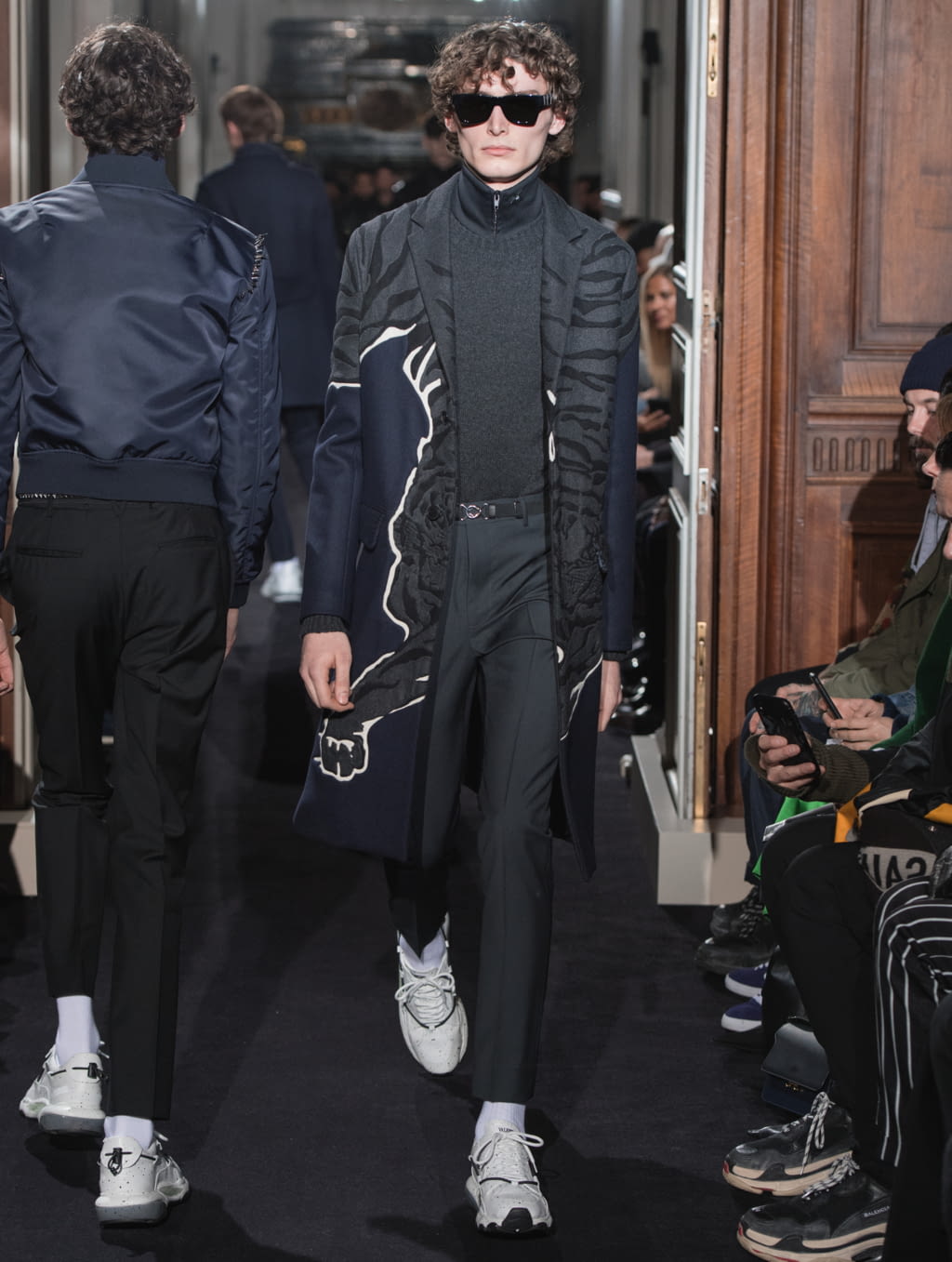 Fashion Week Paris Fall/Winter 2018 look 19 from the Valentino collection menswear