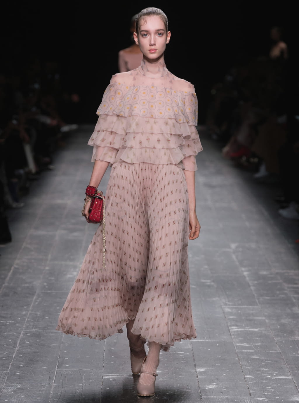 Fashion Week Paris Fall/Winter 2016 look 19 from the Valentino collection womenswear
