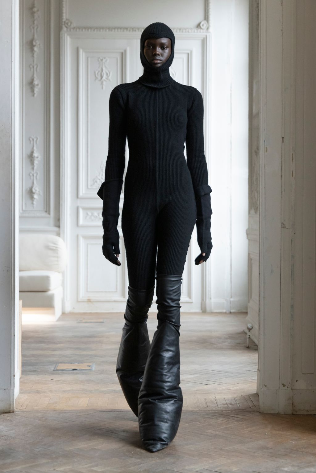 Fashion Week Paris Fall/Winter 2024 look 1 de la collection Rick Owens womenswear