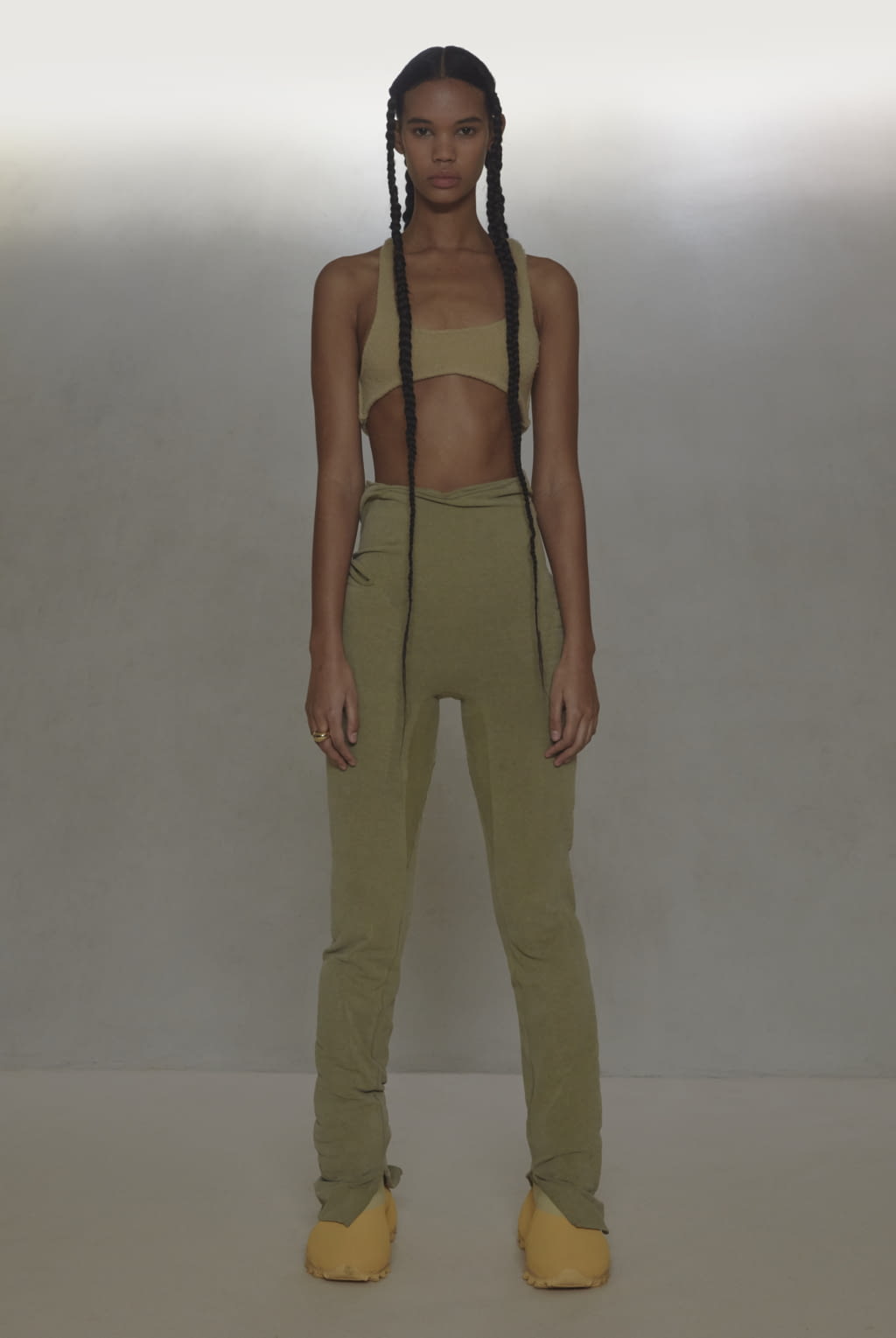 Fashion Week Paris Fall/Winter 2020 look 2 from the Yeezy collection 女装