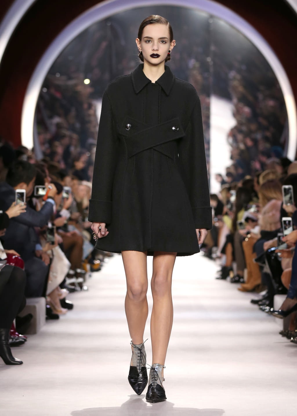 Fashion Week Paris Fall/Winter 2016 look 2 from the Christian Dior collection womenswear