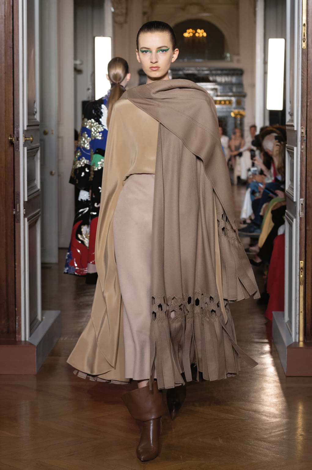 Fashion Week Paris Fall/Winter 2018 look 20 from the Valentino collection couture