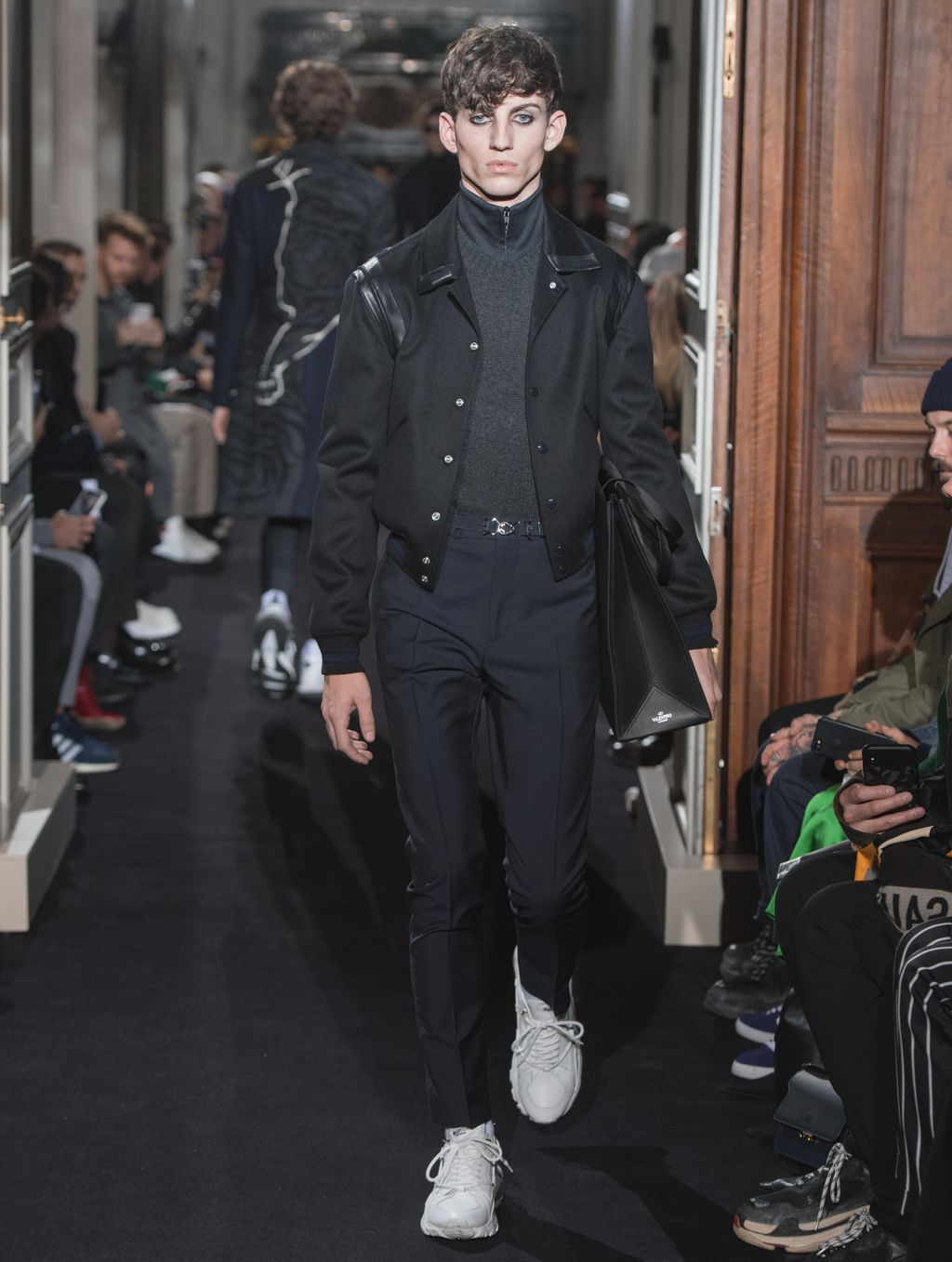 Fashion Week Paris Fall/Winter 2018 look 20 from the Valentino collection menswear