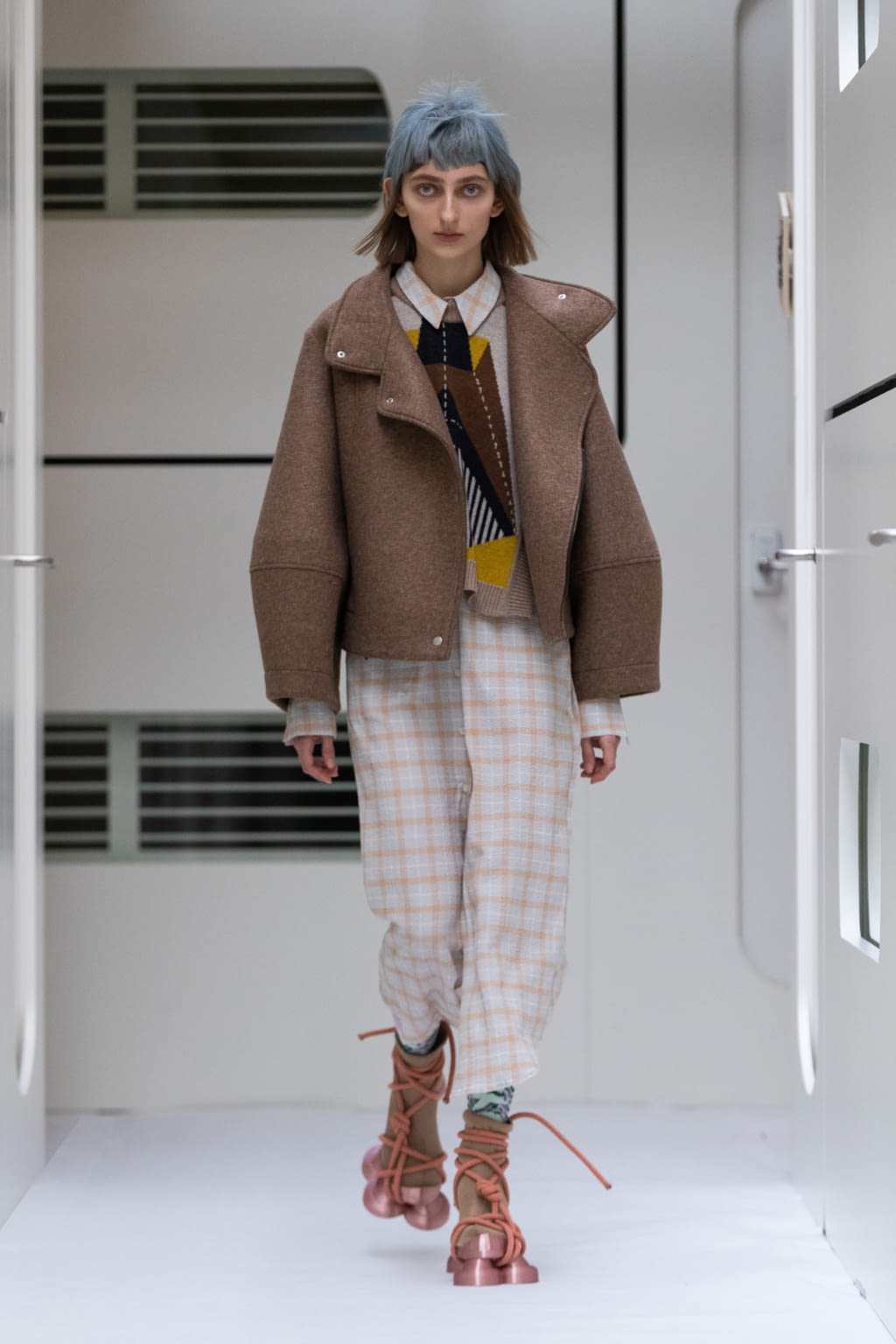 Fashion Week Paris Fall/Winter 2022 look 21 from the Henrik Vibskov collection menswear