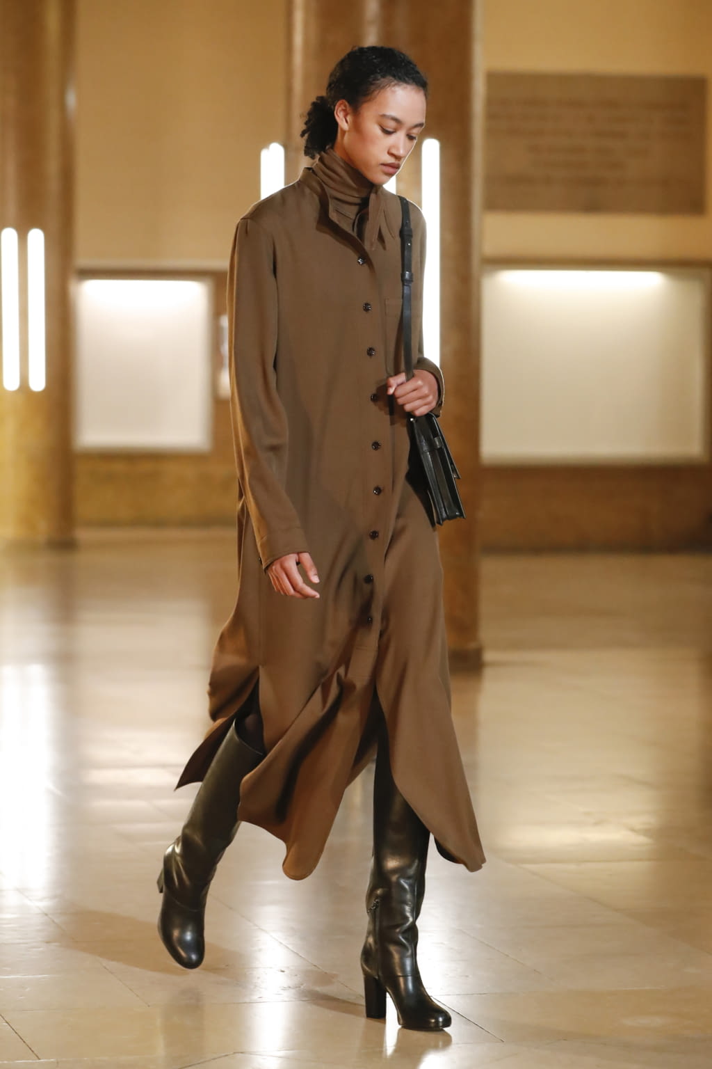 Fashion Week Paris Fall/Winter 2020 look 21 from the Lemaire collection womenswear