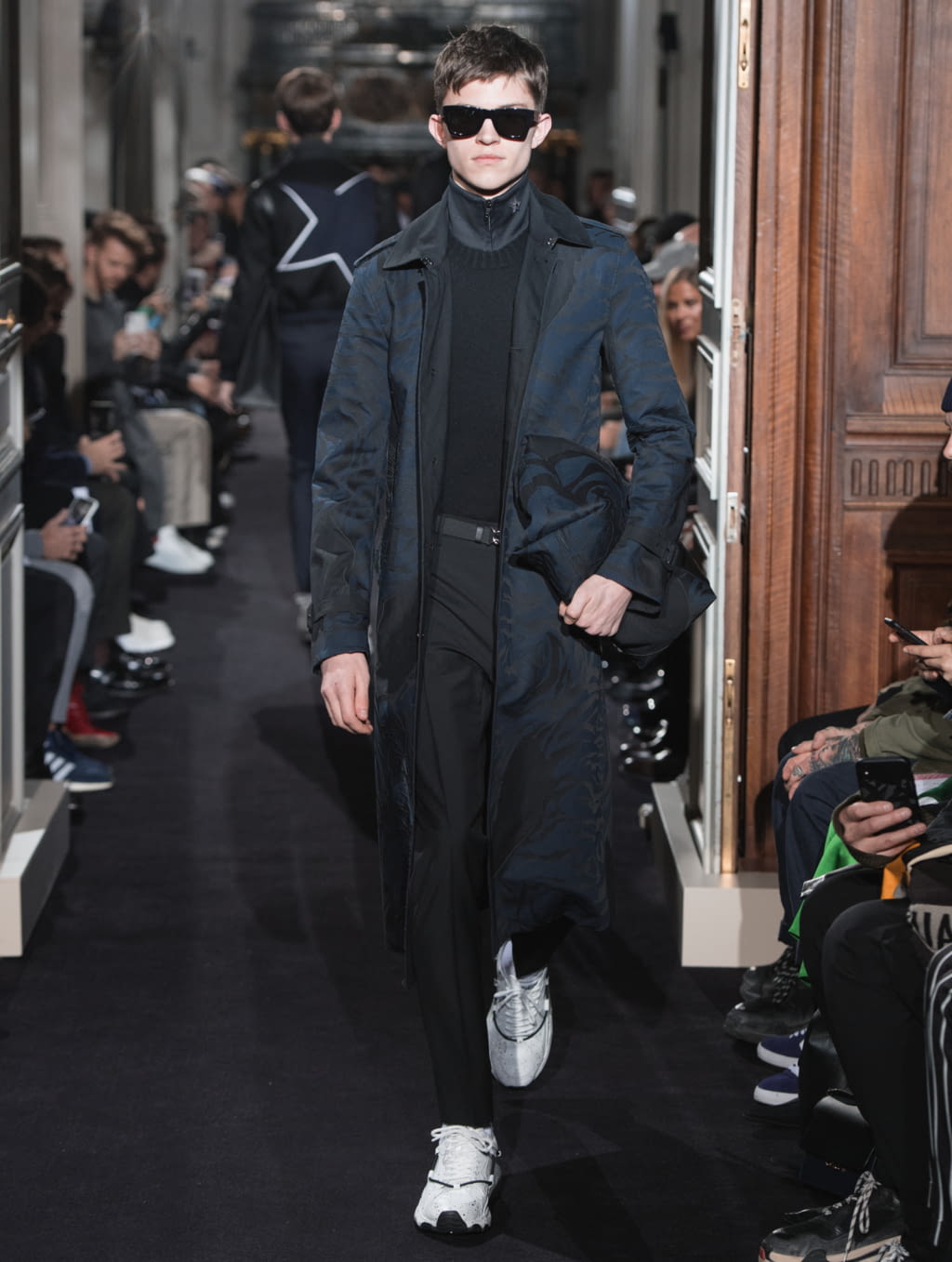 Fashion Week Paris Fall/Winter 2018 look 21 from the Valentino collection 男装