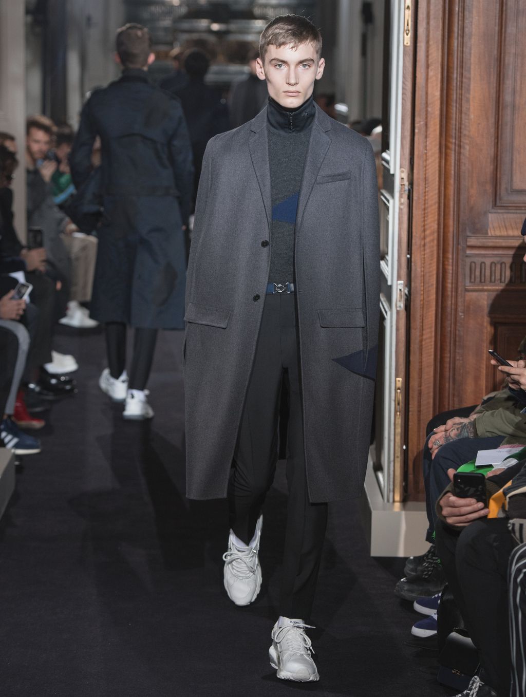 Fashion Week Paris Fall/Winter 2018 look 22 from the Valentino collection menswear