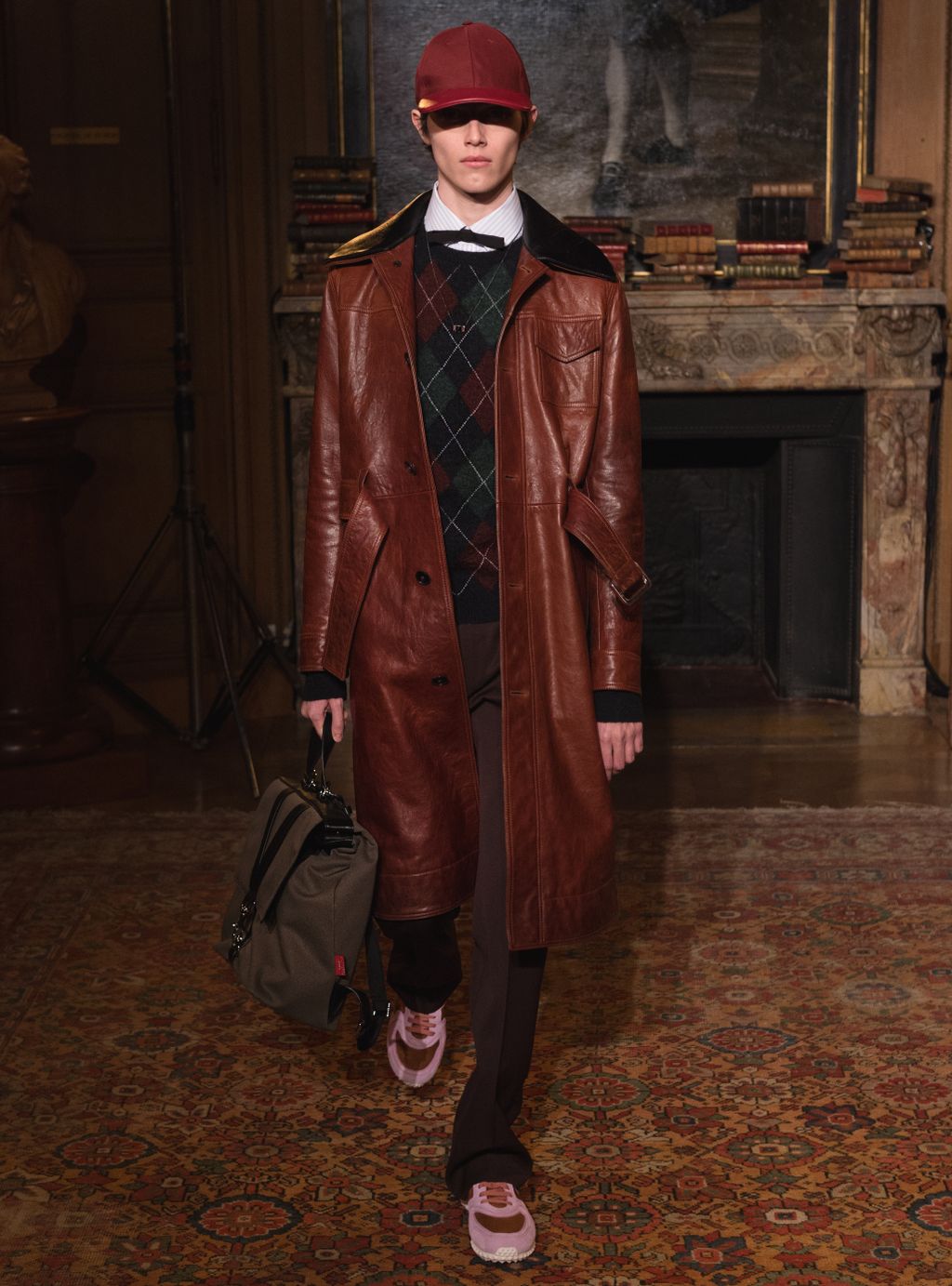 Fashion Week Paris Fall/Winter 2017 look 22 from the Valentino collection menswear