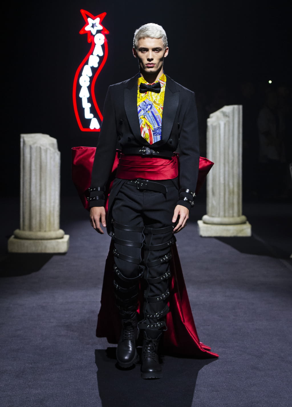 Fashion Week Milan Fall/Winter 2019 look 23 from the Moschino collection menswear