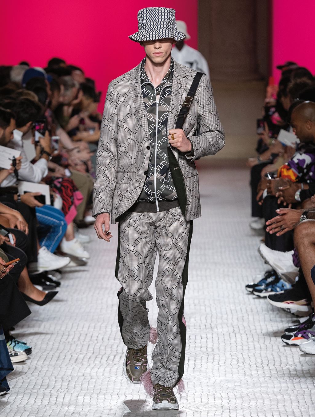 Fashion Week Paris Spring/Summer 2019 look 23 from the Valentino collection menswear