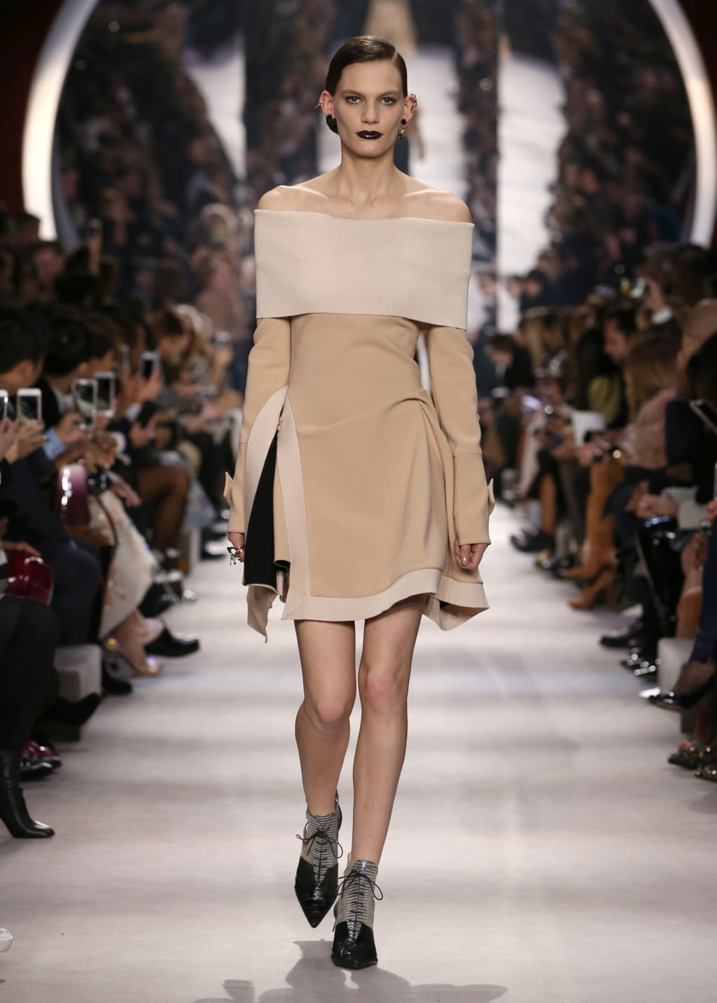 Fashion Week Paris Fall/Winter 2016 look 24 from the Christian Dior collection 女装