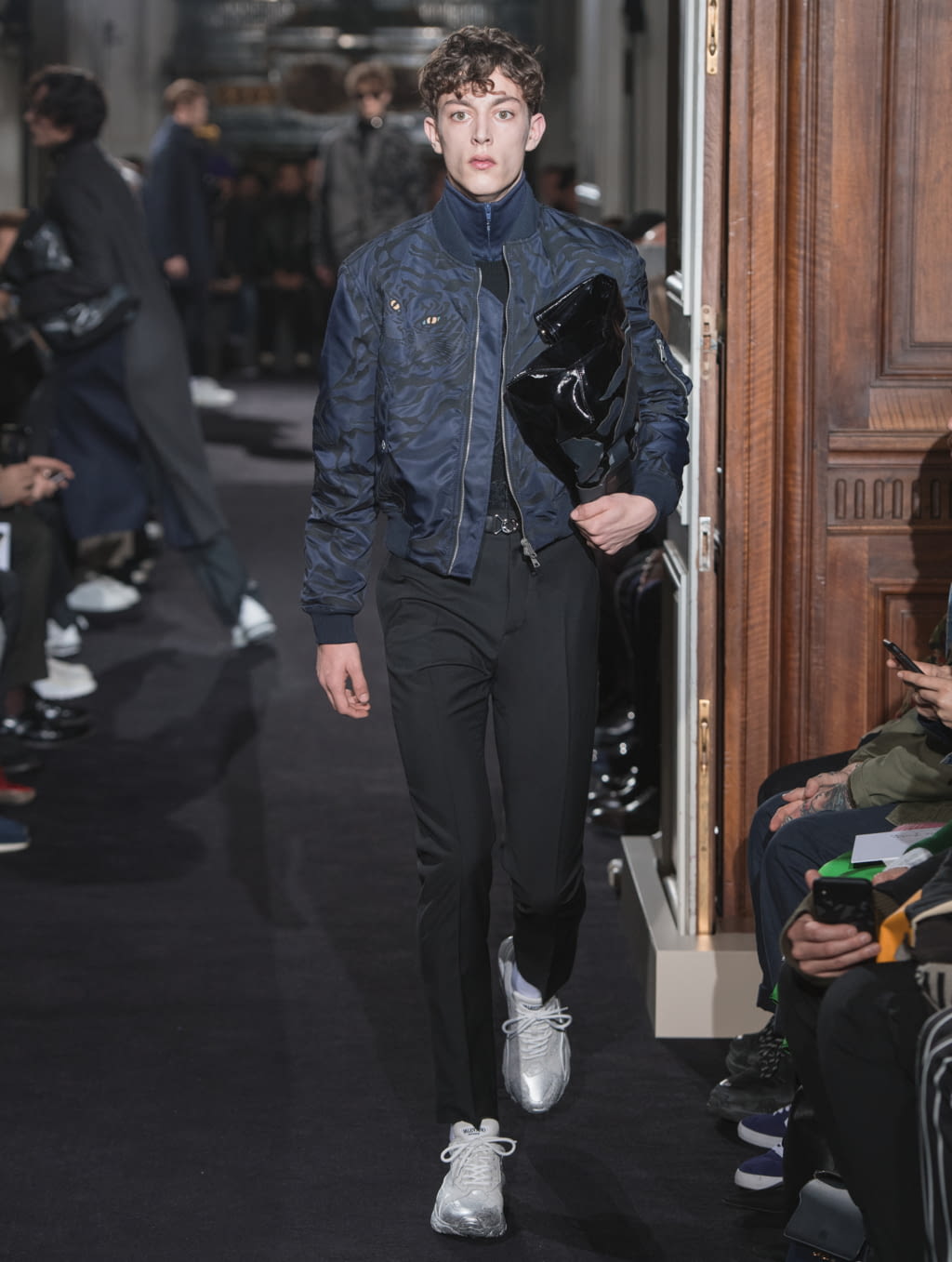 Fashion Week Paris Fall/Winter 2018 look 24 from the Valentino collection menswear