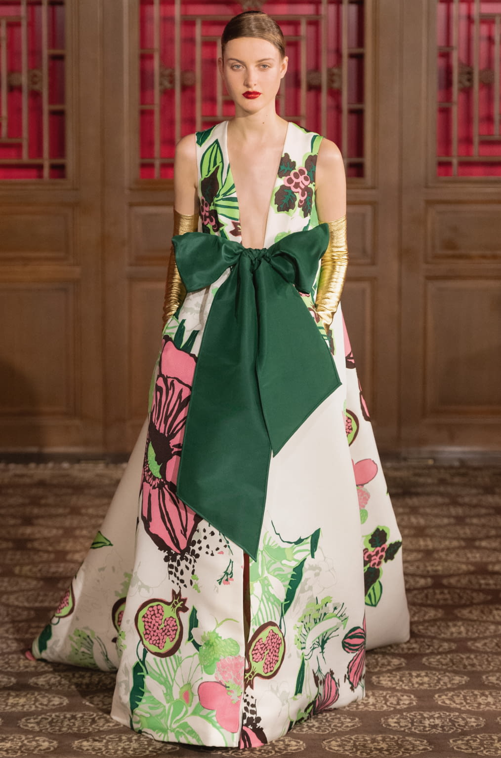Fashion Week Paris Fall/Winter 2019 look 24 from the Valentino collection 高级定制