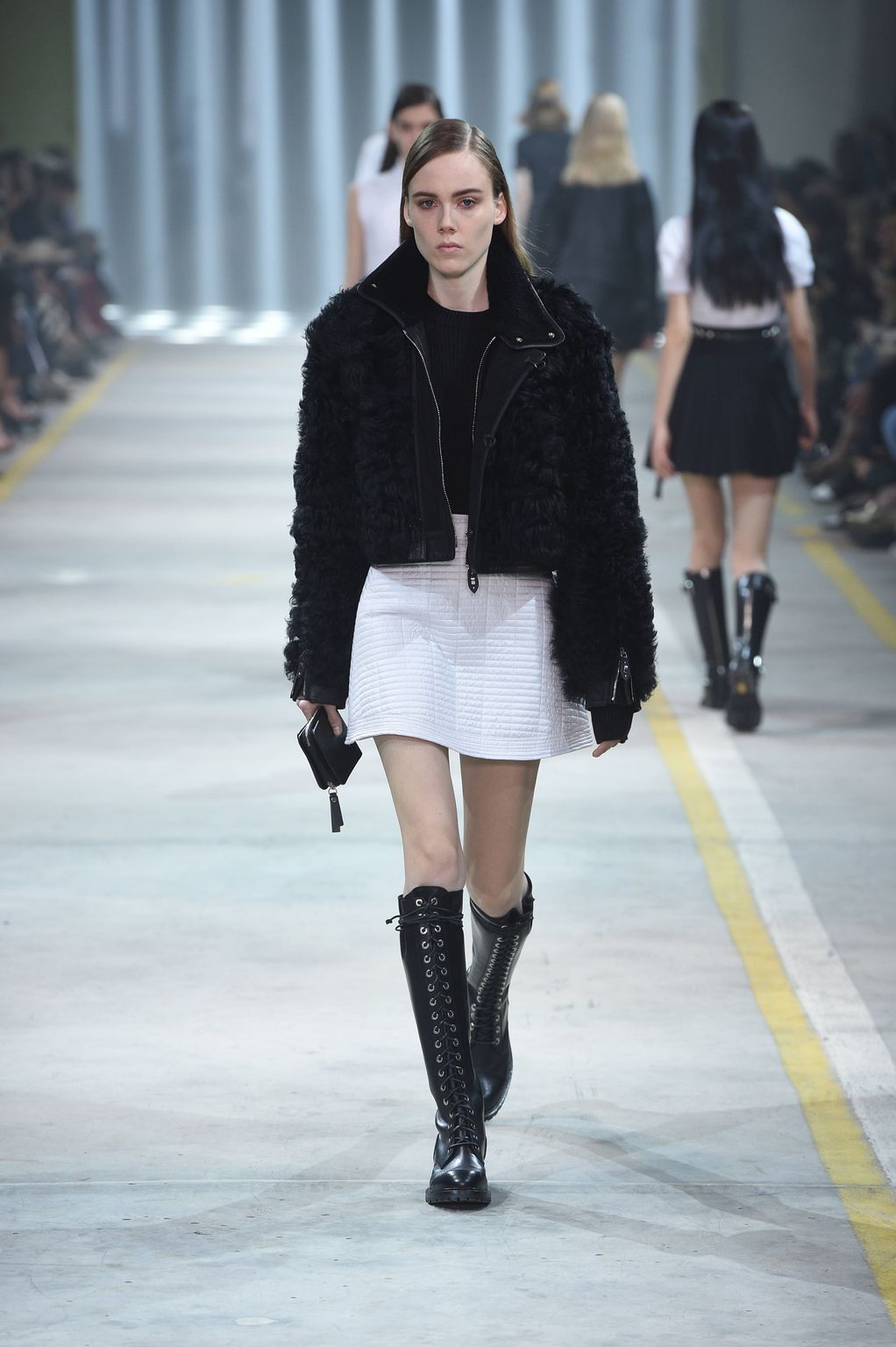 Fashion Week Milan Fall/Winter 2016 look 24 from the Diesel Black Gold collection 女装